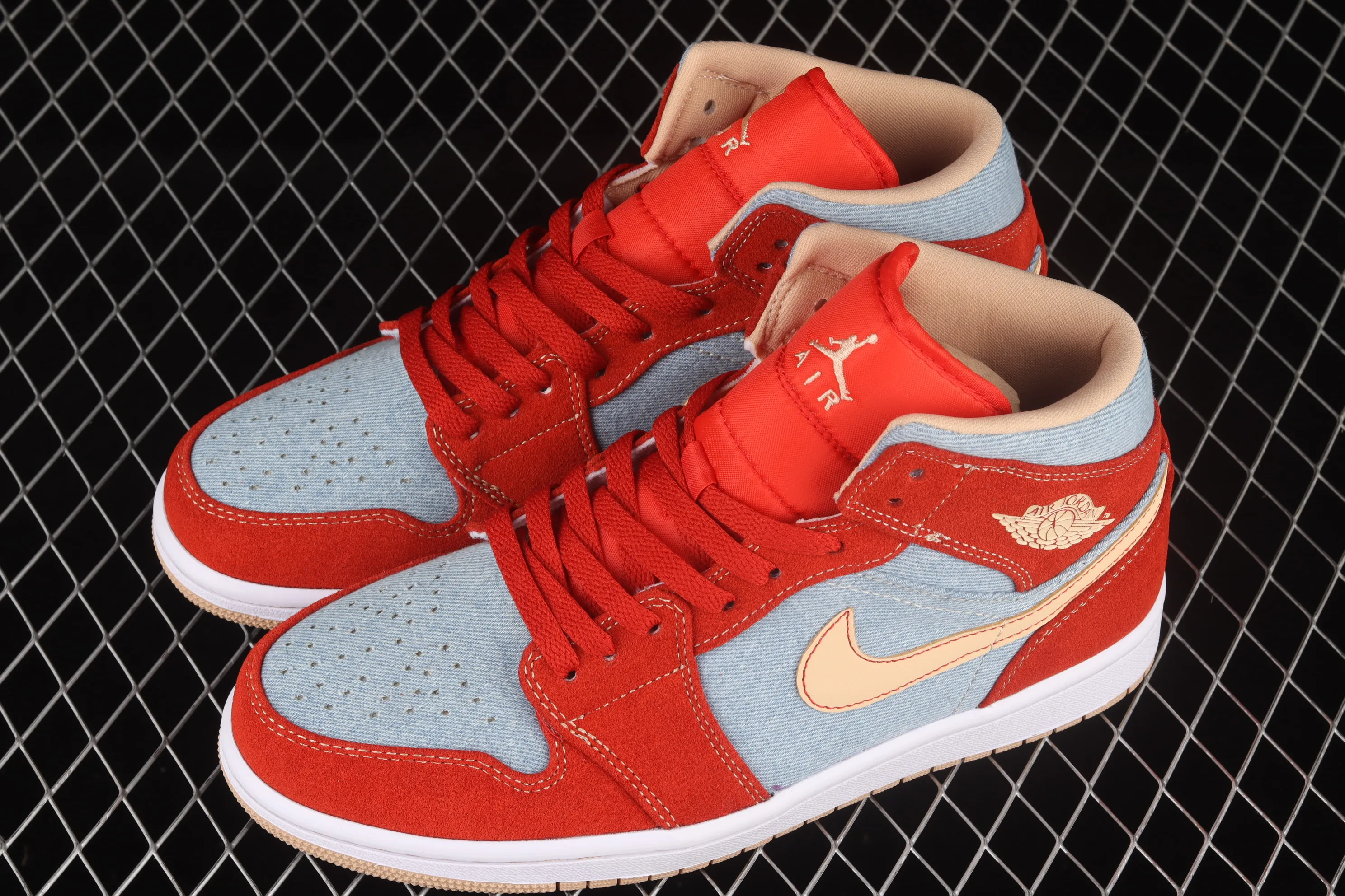 All categories Air Jordan Jordan series basketball shoes Air Jordan 1 Mid Different versions Levi's x Air Jordan 1 Mid "Denim" AJ1 Joe 1 Levi's denim mid-top basketball shoes DM4352-600